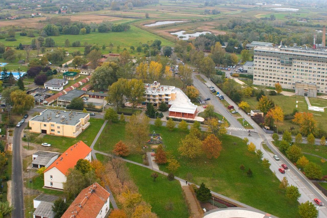 Csipke Hotel Kiskunhalas Exteriör bild