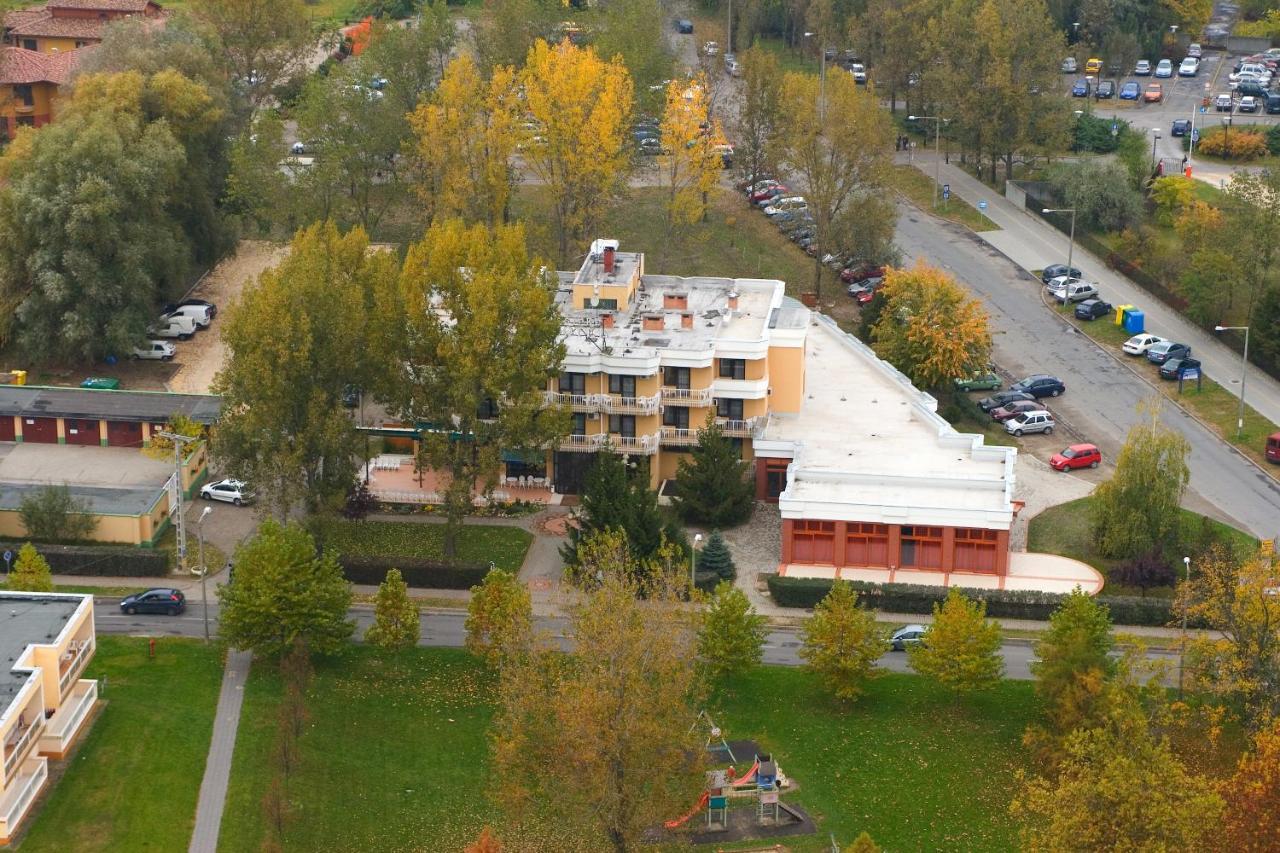 Csipke Hotel Kiskunhalas Exteriör bild