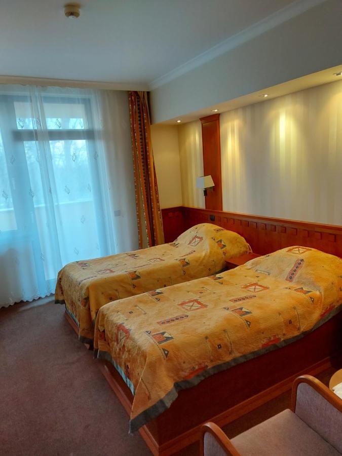 Csipke Hotel Kiskunhalas Exteriör bild