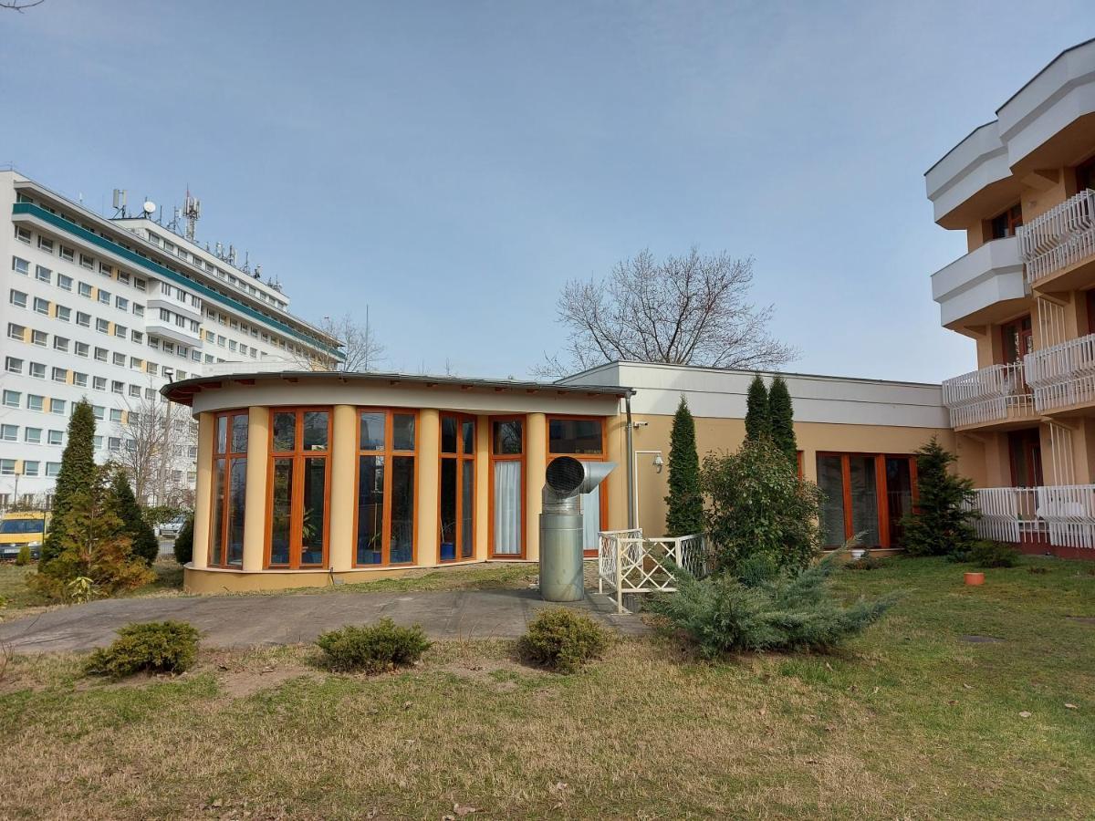 Csipke Hotel Kiskunhalas Exteriör bild