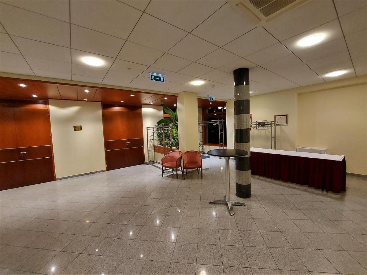 Csipke Hotel Kiskunhalas Exteriör bild