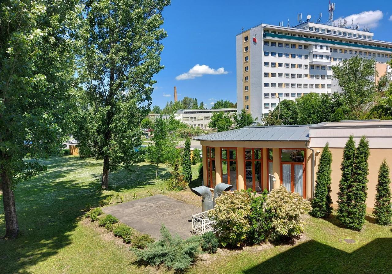 Csipke Hotel Kiskunhalas Exteriör bild