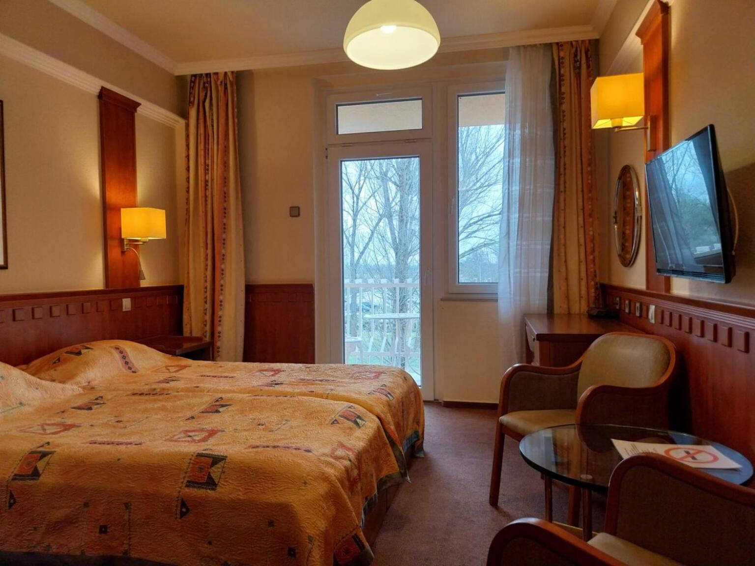Csipke Hotel Kiskunhalas Exteriör bild