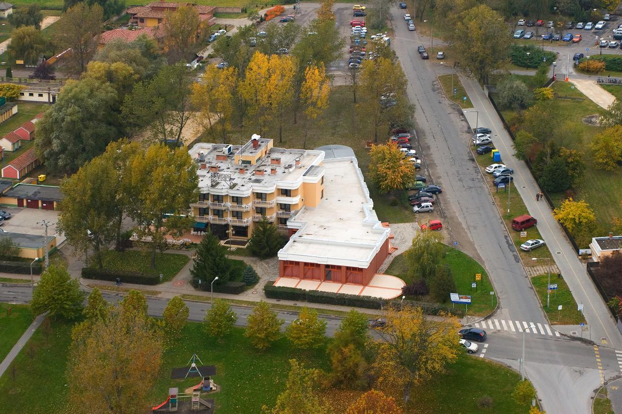 Csipke Hotel Kiskunhalas Exteriör bild